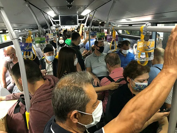 İstanbul'da pes dedirten görüntüler! Koronavirüs yasağına rağmen metrobüsler tıklım tıklım-5
