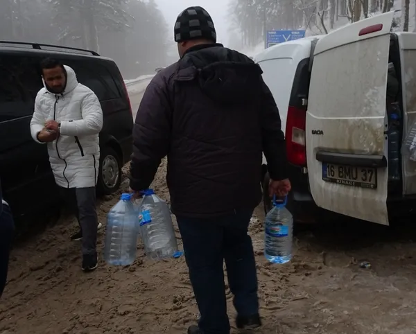 uludagda-ayi-suyu-icilir-mi-10-derecede-ayi-cesmesinden-su-icmek-icin-saatlerce-bekliyorlar-1644043875277.jpg Uludağ'da Ayı suyu içilir mi? -10 derecede Ayı çeşmesinden su içmek için saatlerce bekliyorlar-4