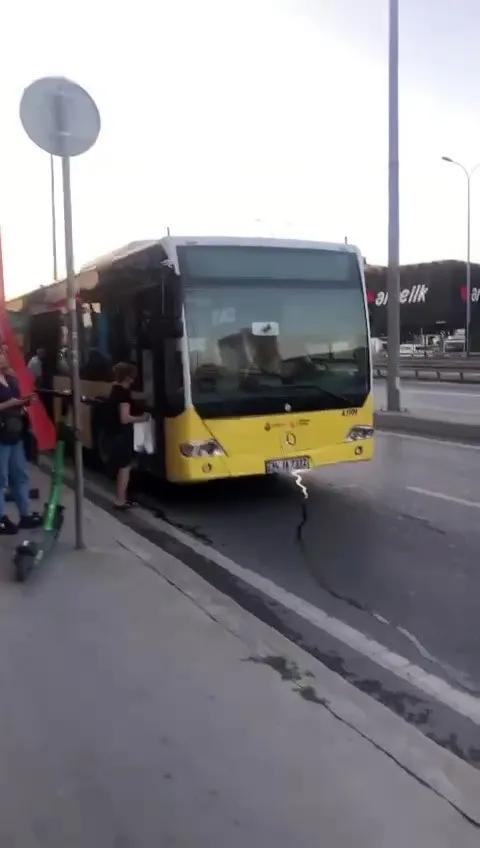 İETT şoförü seyir halindeyken telefonla konuştu: Tepki gösteren yolculara hakaretler savurdu