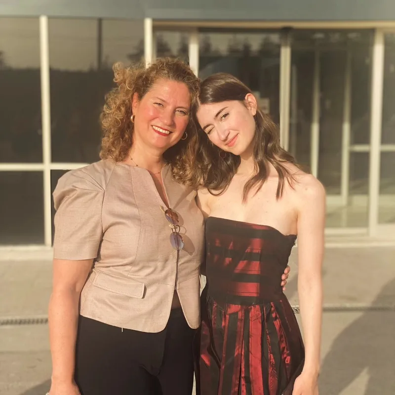 tamer-karadaglinin-kizi-zeyno-son-haliyle-hayran-birakti-1773309460337.jpg Bakın en çok kime benziyor! Tamer Karadağlı'nın kızı Zeyno son haliyle gündemde: Hem yetenekli hem güzel!-4