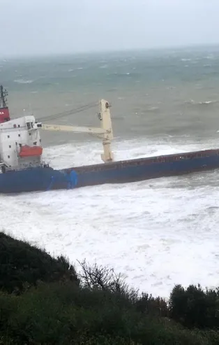Şile'de şiddetli fırtına! Gemi karaya oturdu