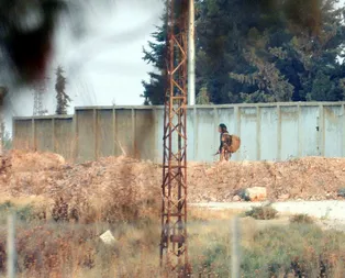 Görüntüler Türkiyeden çekildi! Teröristler sınırda silahlarıyla dolaşıyor