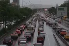 Haftanın ilk günü yağmur yağdı İstanbul'da trafik yoğunluğu yüzde 80'e ulaştı