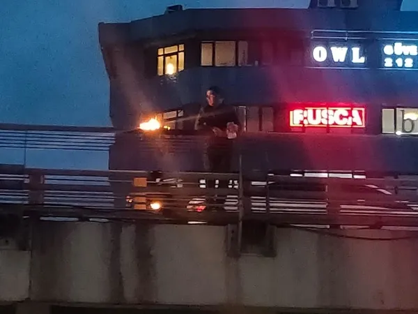 istanbulda-hareketli-saatler-mecidiyekoyde-bir-kisi-ust-gecitte-kablolari-yakip-intihara-kalkisti-1646547535974.jpg İstanbul'da hareketli saatler! Mecidiyeköy'de bir kişi üst geçitte kabloları yakıp intihara kalkıştı-2