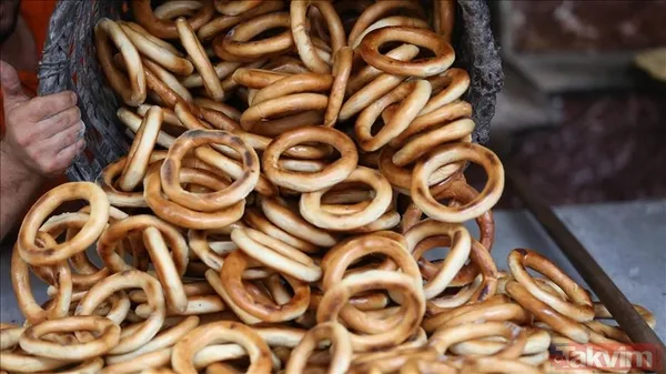 Erdoğan'ın İkramı Simidi Yeniden Gündeme Taşıdı Cumhurbaşkanı Recep Tayyip Erdoğan, Rize Ziyaretinde Bayram Namazının Ardından Gazetecilere Rize Simidi İkram...