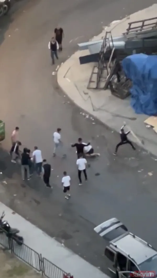 İstanbul Bayrampaşa'da şok görüntüler: Kafasına sopayla vurup yerde tekmelediler! - 4