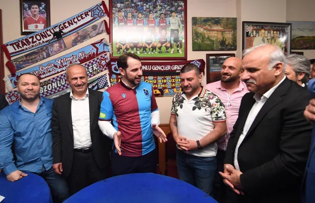 Bakan Berat Albayrak formayı giydi Trabzonlu gençlerle bir araya geldi-2