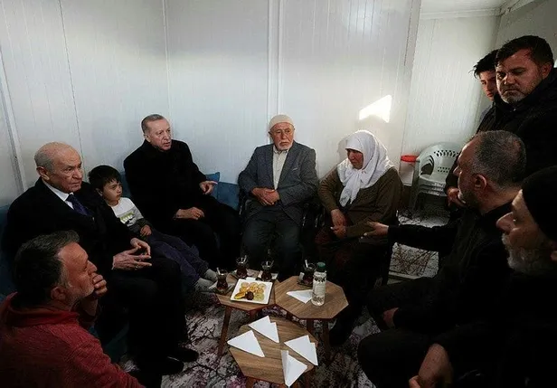 Bir yanda "Önceliğimiz deprem bölgesi" diyen Başkan Erdoğan diğer yanda enkaz üzerinde batak oynayan CHP! Zeydan Karalar'a tepki büyük-3