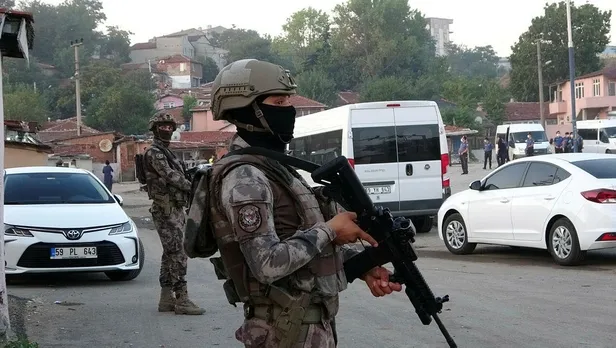 Son dakika: Tekirdağ Çorlu'da helikopter destekli şafak operasyonu: Anahtarlık görünümlü suikast silahı ele geçirildi-3