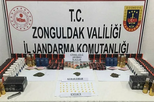 Zonguldak'ta durdurulan bir otomobilden uyuşturucu ve cinsel gücü artırıcı hap çıktı
