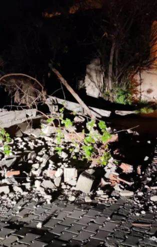 Denizli'de şiddetli fırtına! Duvar yıkıldı...