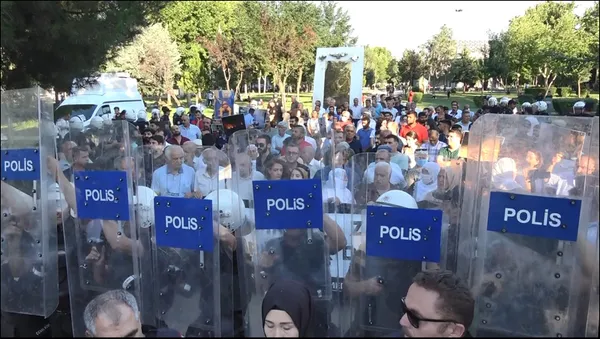 duhoktaki-pkk-saldirisinda-kara-propaganda-haddini-asan-hdpli-vekillere-polis-izin-vermedi-1658521148003.jpg Duhok'taki PKK saldırısında kara propaganda! Haddini aşan HDP'li vekillere polis izin vermedi-3