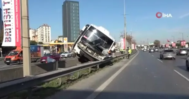 Kaza sonrası servis otobüsü beton bariyer üzerinde havada asılı kaldı