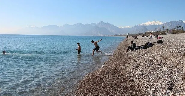 Yurdun bir çok bölgesinde kar yağarken Antalyalılar ocak ayında denizin keyfini çıkardı
