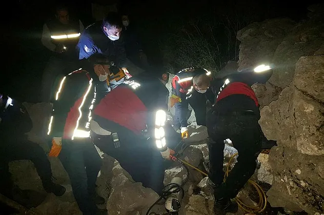Isınmak isteyen çobanın üzerine 5 ton olduğu düşünülen kaya düştü