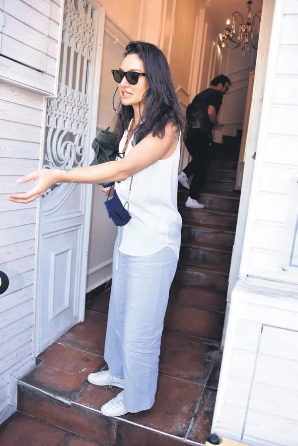 birce-akalay-mutluyuz-dedi-sevgilisi-erdem-hamza-objektifleri-gorunce-tam-gaz-depara-kalkti-1629928294920.jpeg Birce Akalay 'Mutluyuz' dedi sevgilisi Erdem Hamza objektifleri görünce tam gaz depara kalktı-1