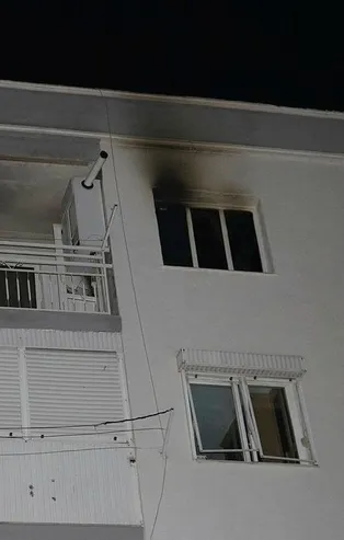Son dakika: İzmir'de çıkan ev yangınında 1 kişi dumandan etkilendi