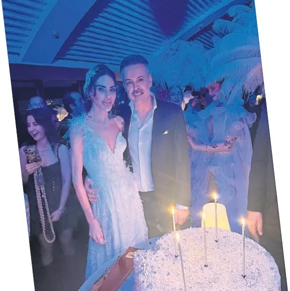Hem yeni yaşını hem evlilik yıl dönümünü kutladı