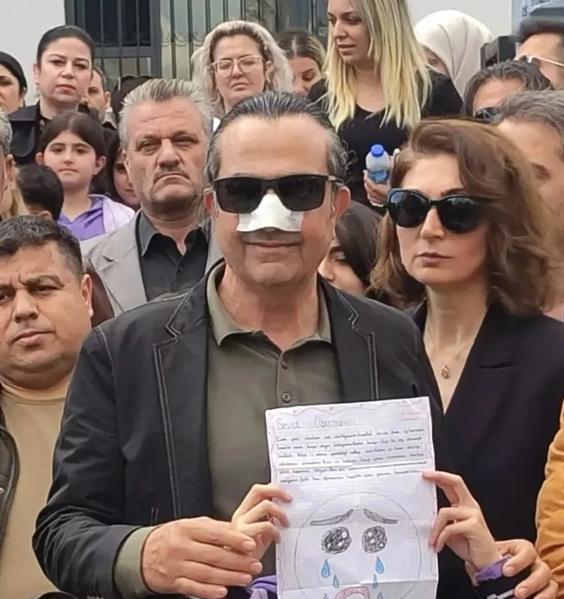 yer-mersin-okul-bahcesinde-tartistigi-ogretmene-kafa-atip-burnunu-kirdi-1708439074330.jpeg Yer: Mersin... Okul bahçesinde tartıştığı öğretmene kafa atıp burnunu kırdı-2