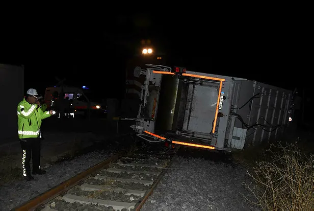 Kütahya'da tren, çöp kamyonuna çarptı: 3 yaralı-1