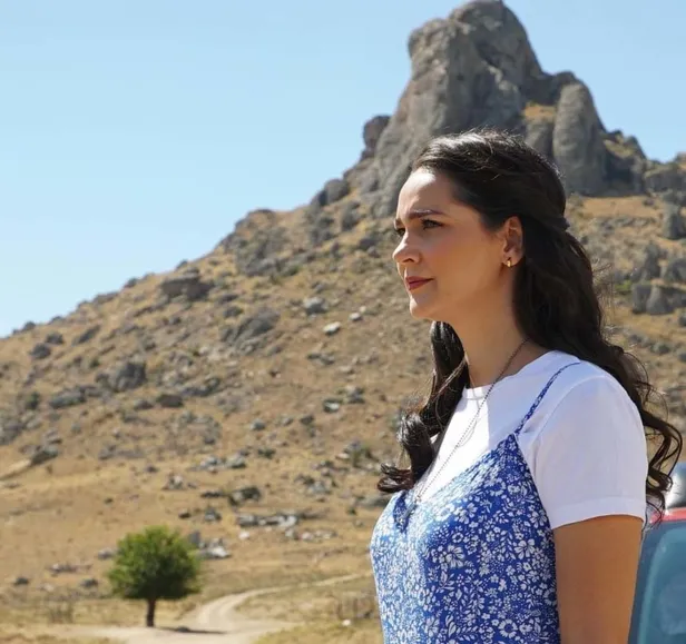 kendisinden-22-yas-buyuk-sevgilisi-icin-ailesinden-veto-yemisti-gonul-daginin-mulayim-dileki-gulsim-ali-yurt-disi-yolcusu-1639171684640.jpg Kendisinden 22 yaş büyük sevgilisi için ailesinden veto yemişti... Gönül Dağı'nın mülayim Dilek'i Gülsim Ali yurt dışı yolcusu!-7