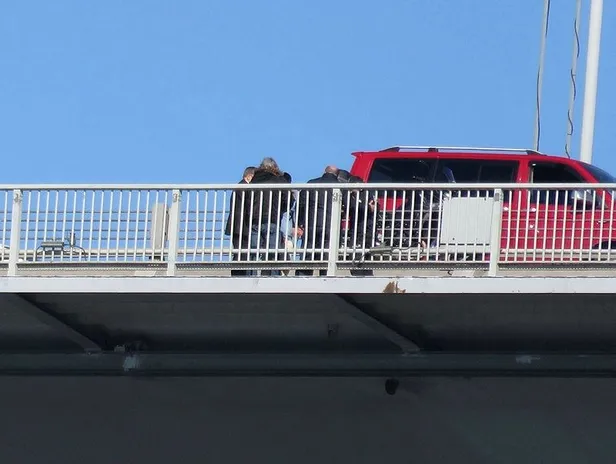 Son dakika: Köprüde intihar girişiminde bulunan kişiyi eski bakan Eroğlu ikna etti-2