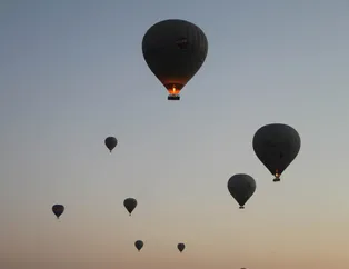 Gökyüzünde görsel şölen! Kapadokya'da balonlar havalandı