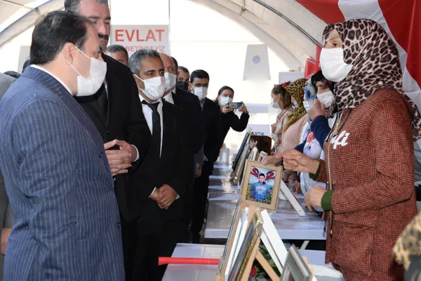 diyarbakir-anneleri-29-ekim-cumhuriyet-bayramini-istiklal-marsi-okuyarak-kutladi-1635516952829.jpg Diyarbakır Anneleri 29 Ekim Cumhuriyet Bayramı'nı İstiklal Marşı okuyarak kutladı-4