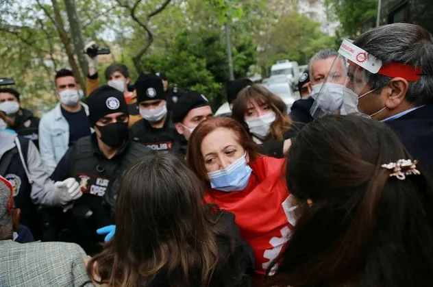 Son dakika: Taksim Meydanı'na izinsiz yürümek isteyen gruba müdahale edildi! Valilikten açıklama geldi