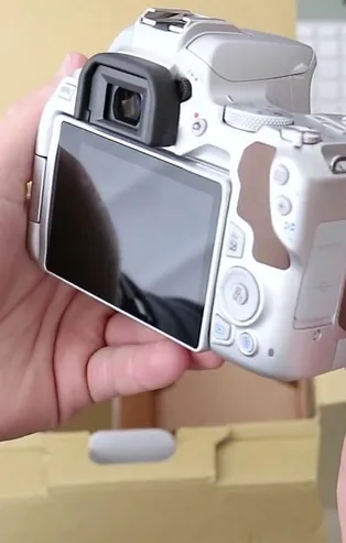 Fotoğraf tutkunu babalara Canon EOS 250D