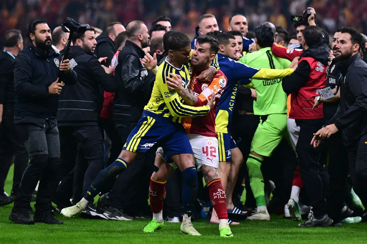 galatasaray-fenerbahce-derbisi-dunya-basininda-osimhen-ve-saha-olaylari-mansetlerde-1793085721137.jpg Avrupa derbiyi konuşuyor: "Öfke patlaması" İşte atılan manşetler-6