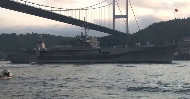 Karadeniz’den ayrılan ABD savaş gemisi, İstanbul Boğazı’ndan geçerken Amerikan askerleri fotoğraf çekti!
