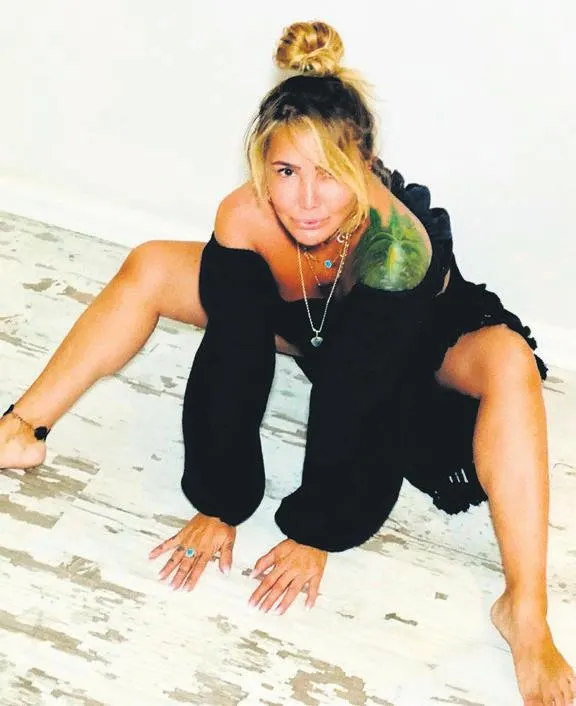 safak-sezer-izzet-yildizhanin-sahnesinde-uzun-hava-okudu-1632082368285.jpeg Şafak Sezer İzzet Yıldızhan'ın sahnesinde uzun hava okudu (Magazin haberleri)-9