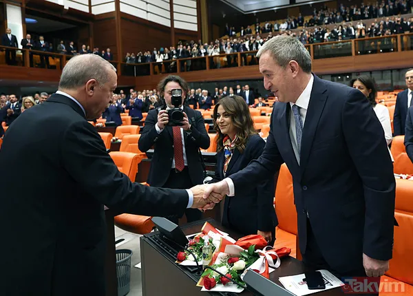 TBMM'de renkli anlar! Önce açılış sonra resepsiyon... Başkan Erdoğan'dan "biriz beraberiz" mesajı: Tek tek tokalaştı - 8