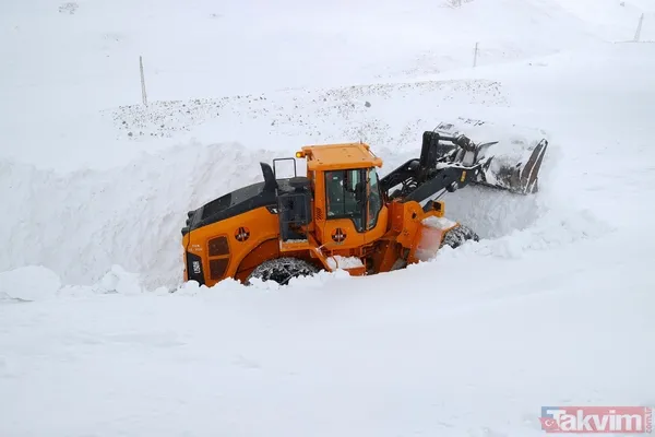 Geçtiğimiz yıl Türkiye'de 2 metre ile en yüksek kar kalığının ölçüldüğü Van-Bahçesaray yolunda amansız mücadele - 23