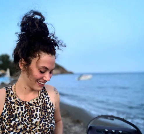 Melisa Şenolsun yine cüretkar sınır tanımıyor! Bu kez mayosula suda uyku pozunu paylaştı şimdi 'geceyle yüz yüze...'-3