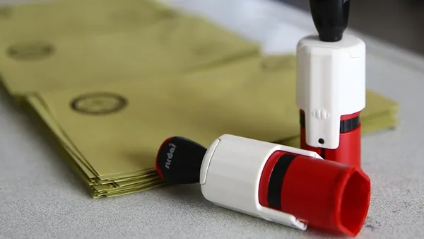 Siirt'te seçmenleri HDP'ye oy vermek için yönlendiren 5 şüpheliye gözaltı! Öldürülen PKK'lı terörist yerine oy kullanmaya kalktılar!-3