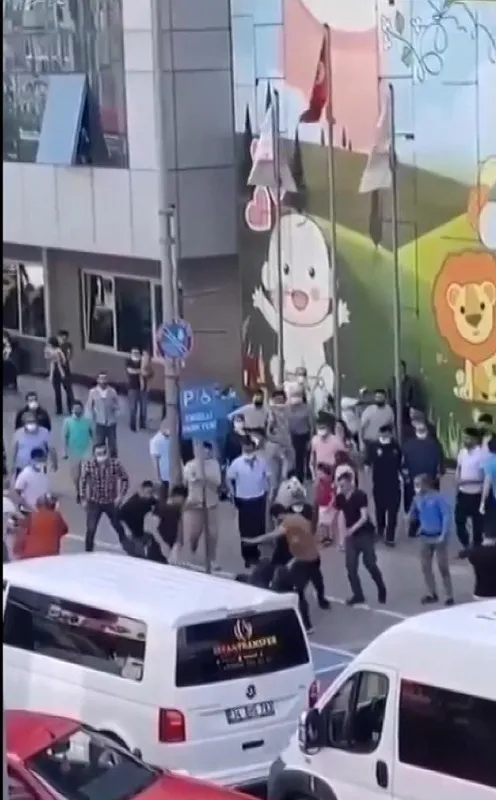 istanbulda-taksicilerin-yolcu-kavgasi-bolgemizden-musteri-alamazsin-1620110893560.jpg İstanbul'da taksicilerin yolcu kavgası: Bölgemizden müşteri alamazsın-7