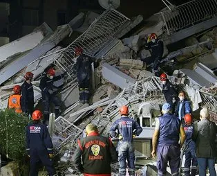 İzmir'deki depremde 2 bin 101 arama kurtarma personeli görev yapıyor