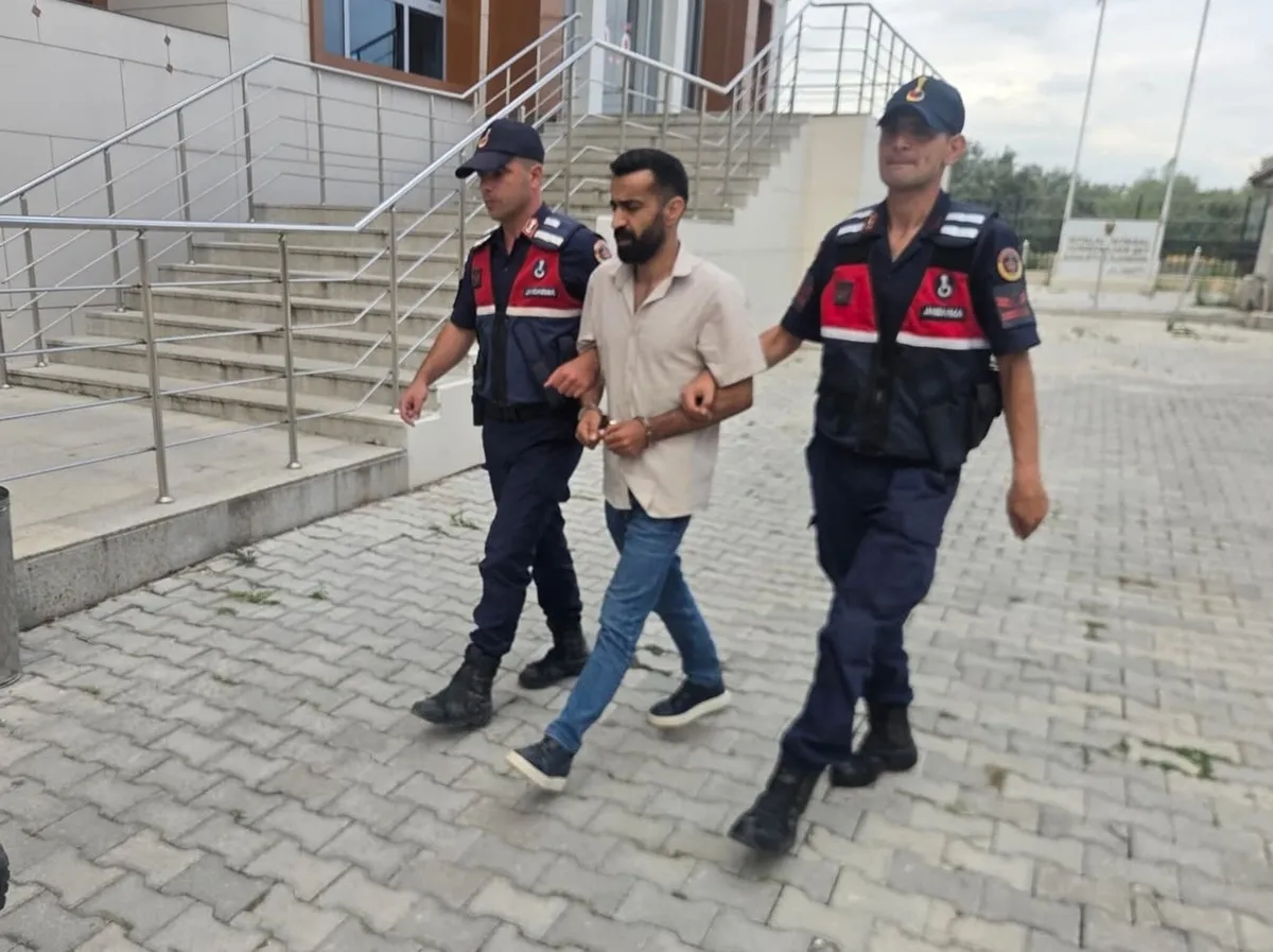 1787042360404.jpeg Yalova'da canlı yayın skandalı! Kendini gazino müdürü olarak tanıtıp genç kızları işe çağırdı: Reşo lakaplı şüpheli tutuklandı-6