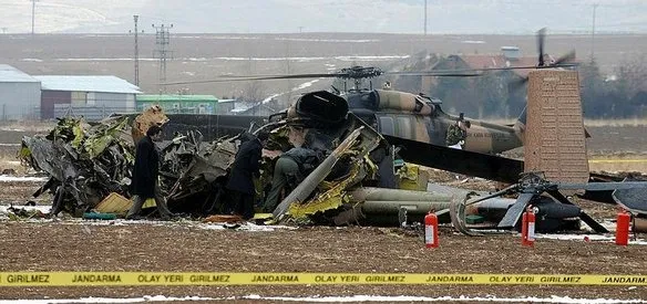 Ankara'nın Gölbaşı ilçesinde görev uçuşu gerçekleştiren askeri helikopter, yüksek gerilim hattı tellerine takılarak düştü