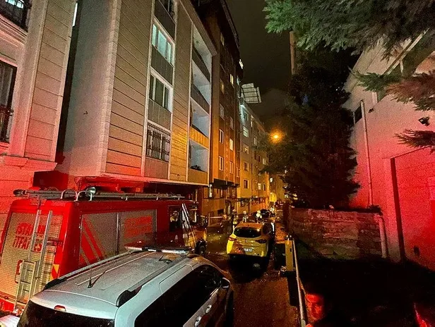 İstanbul'da kuvvetli fırtına hayatı olumsuz etkiliyor: Kartal sahil yolu sular altında kalınca trafiğe kapatıldı-5