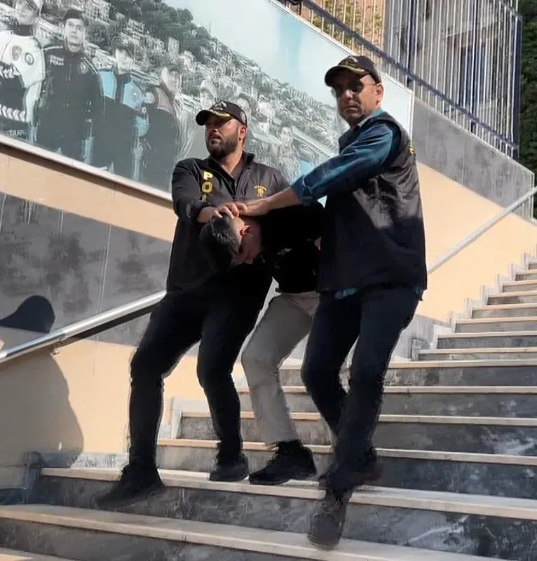 sahte-polis-ve-mit-kimligiyle-yakalandi-akilalmaz-savunma-1728481577812.jpeg Sahte kimliklerle yakalanan şahıs gözaltına alındı (DHA)