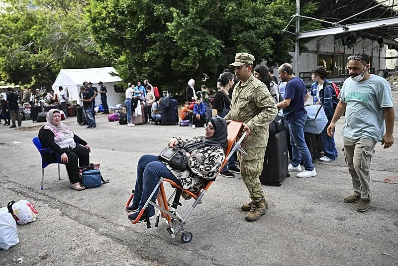 İsrail'in saldırılarının sürdüğü Lübnan'dan çoğunluğu Türk vatandaşı olan sivilleri tahliye eden Deniz Kuvvetleri Komutanlığının amfibi gemileri TCG Bayraktar ve TCG Sancaktar, Türkiye'ye dönüşe geçti. Tahliye kapsamında çoğunluğu Türk vatandaşı olan siviller TCG Bayraktar ve TCG Sancaktar'a bomba imha ve narkotik eğitimli köpeklerin de yer aldığı arama noktasından geçirilerek alındı. (AA)