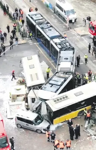 İBB’ye ait tramvay ve İETT otobüsünün çarpışması sonucu 33 kişi yaralandı