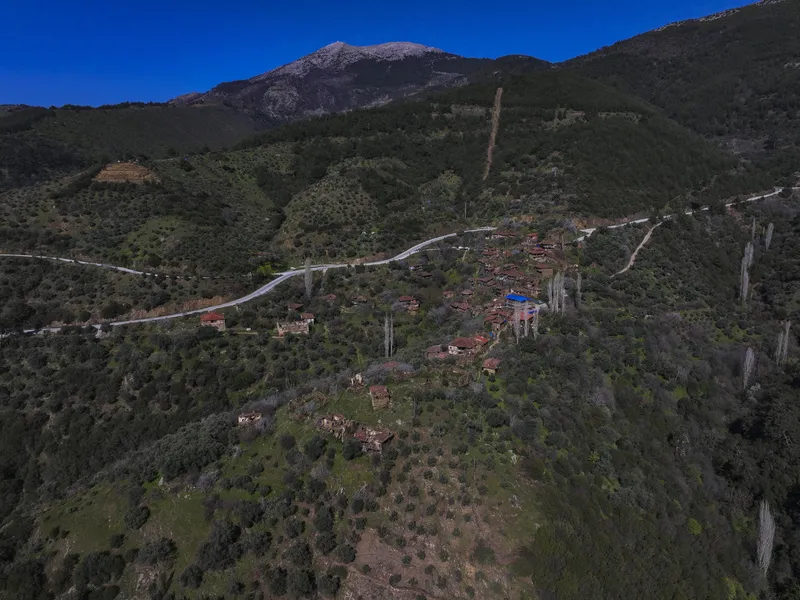 hayalet-koyde-sadece-3-evde-yasam-var-egenin-unutulan-cenneti-1776518098839.jpg Hayalet köyde sadece 3 evde yaşam var: Ege’nin unutulan cenneti-4