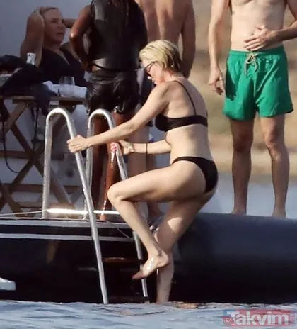 Charlize Theron yat gezisinde kural bozdu! Bikinili görüntülenen Hollywood yıldızı çocuklarıyla metrelerce yüksekten denize atladı
