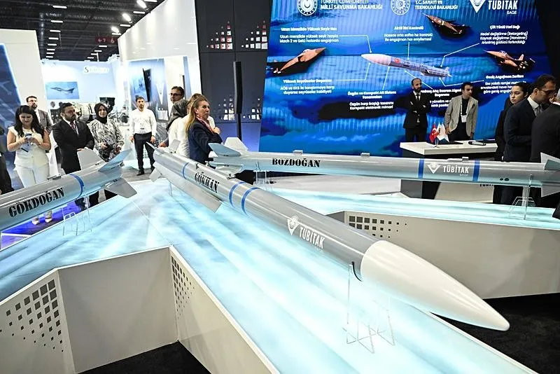 TÜBİTAK, milli ramjet motorlu hava-hava füzesi GÖKHAN'ı ilk kez sergiledi. (AA)