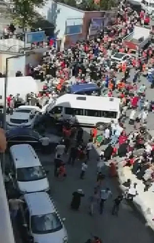 Son dakika: Sultangazi'de freni boşalan servis aracı okul önünde bekleyen öğrenci ve velilere çarptı: 4 yaralı