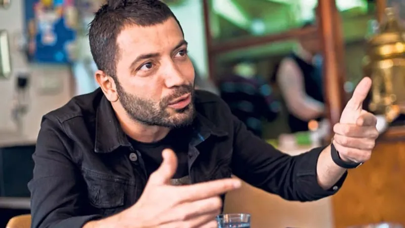 sibergoz-42-operasyonu-askim-kapismak-nitelikli-dolandiricilik-sucundan-gozaltina-alindi-1717087916449.jpeg 1 milyarlık dolarlık vurgundan Aşkım Kapışmak çıktı: Görevi yapıya insan kazandırmak-3